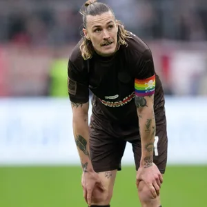 St. Pauli-Kapitän Jackson Irvine in München