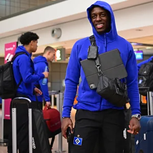 HSV-Profi Jean-Luc Dompé am Flughafen Hamhurg