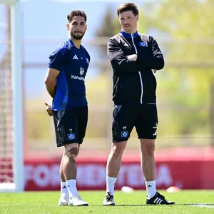 Ludovit Reis im Gespräch mit Merlin Polzin auf dem Trainingsplatz auf Mallorca