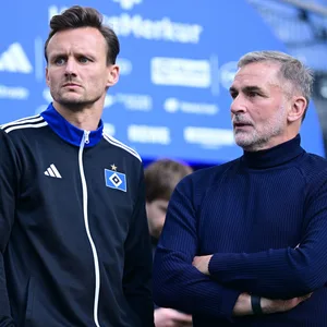 Claus Costa (l.) und Stefan Kuntz tauschen sich aus.