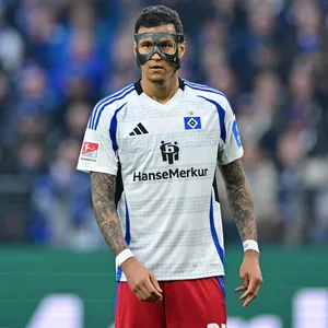 HSV-Stürmer Davie Selke mit Maske