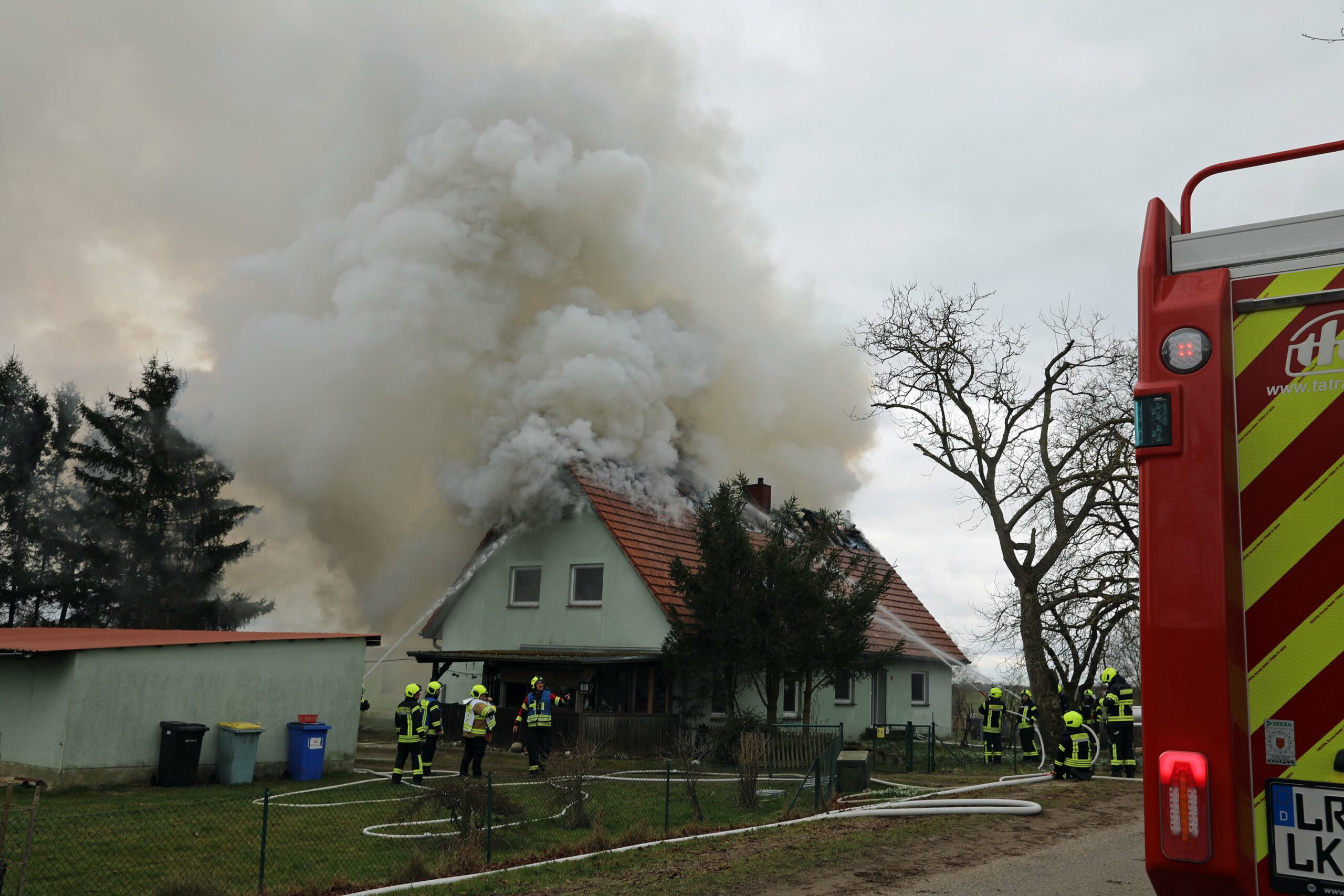 Das Haus brannte lichterloh.