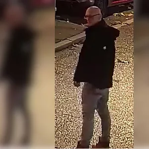 Ein Mann in dunkler Kapuzenjacke
