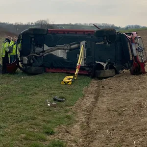 Bretzfeld: Ein Fahrzeug liegt an der Anschlussstelle Bretzfeld auf der A6 in einem Feld. Bei einem schweren Verkehrsunfall auf der Autobahn 6 östlich von Heilbronn sind zwei Menschen gestorben.