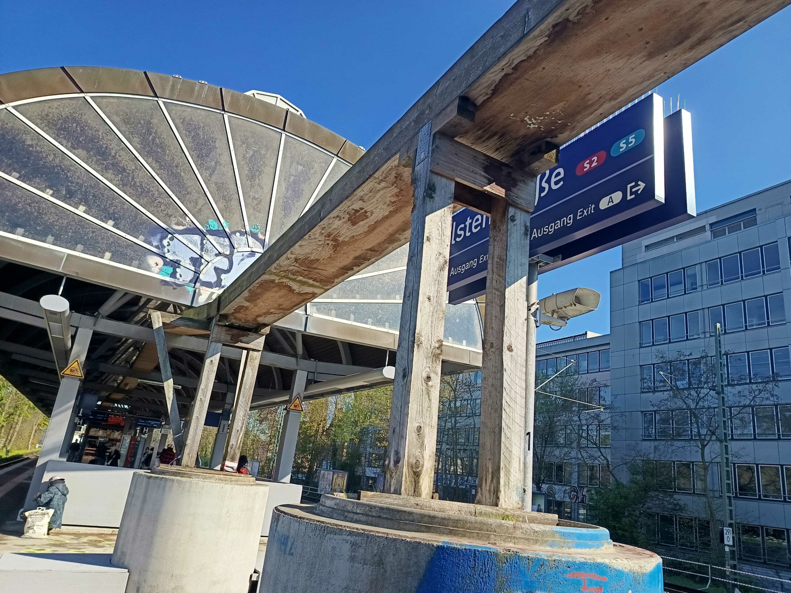Die provisorische Holz-Kabeltrasse führt über den gesamten Bahnsteig.