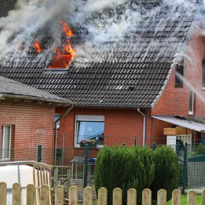 Dach in Flammen – Großeinsatz der Feuerwehr in Henstedt Ulzburg