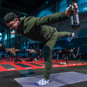 Yoga? Bier trinken? Warum denn nicht beides? Es gibt kaum eine Spielart der Meditationstechnik, die es nicht gäbe.