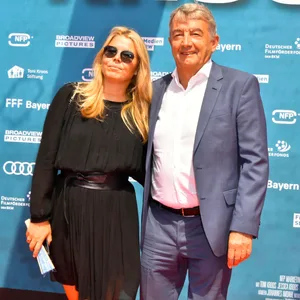Marion Popp und Wolfgang Niersbach posieren für Fotografen