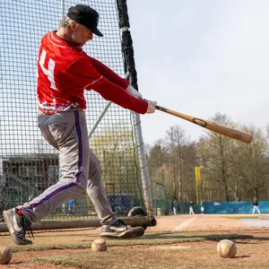 Brehan Murphy schlägt einen Baseball ab