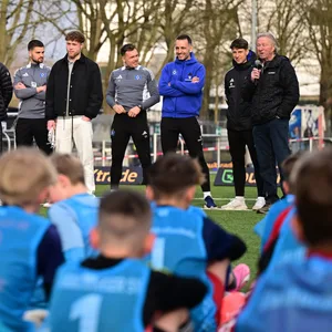 Horst Hrubesch erklärt den Kindern beim HSV-Torwart-Talenttag