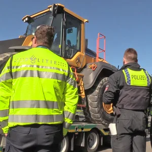 Beamte aus acht Ländern überprüften am Dienstag Lkw auf der A1.