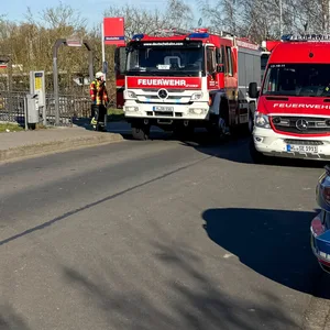 Am Bahnhof Meckelfeld (Landkreis Harburg) bei Hamburg wurde eine Person von einem ICE erfasst und tödlich verletzt.