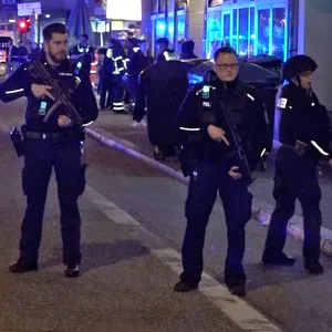 Ein massives Polizeiaufgebot, zum Teil mit Maschinenpistolen ausgerüstet, konnte die Massenschlägerei auf der Wilstorfer Straße in Harburg unter Kontrolle bringen.