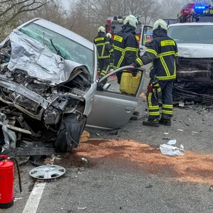 Frontalcrash auf landstraße in Buchholz – zwei autofahrer schwer verletzt