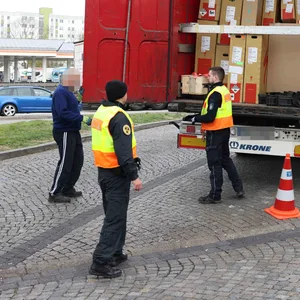 Mit Gefahrgut beladene Lkw in Hamburg kontrolliert – Polizei stellt schwere Mängel fest