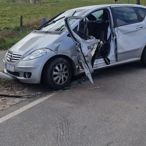 Das demolierte Unfallfahrzeug steht nach dem Unfall auf der Straße