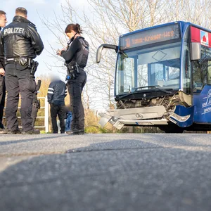 Der Bus wurde im Frontbereich beschädigt.