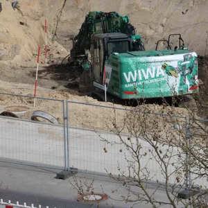 Ein Fahrzeug des Kampfmittelräumdienstes untersucht den ZOB Harburg