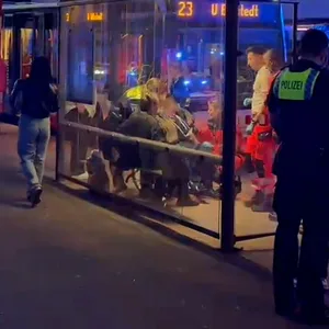 Einsatzkräfte an der Bushaltestelle Schiffbeker Höhe.