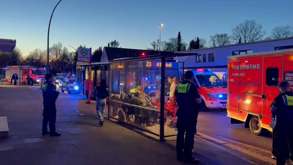 Einsatzkräfte an der Bushaltestelle Schiffbeker Höhe.