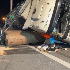 Der mit Papierrollen beladene Lkw kippte um.