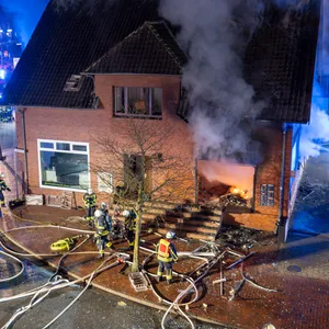 In der Nacht zum Montag brannte ein Geschäftsgebäude in Buchholz.