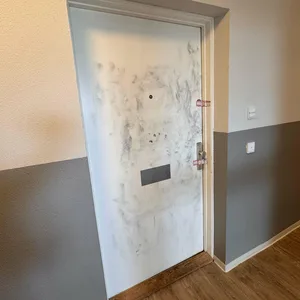 Eine versiegelte Wohnungstür