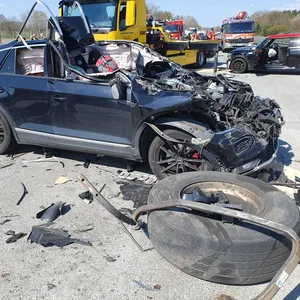 Schwerer Unfall auf A7 mit vier zum Teil schwer Verletzten, weil BMW-Fahrer Stauende übersah