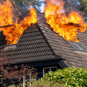 Dachgeschoss von Villa in Maschen in Flammen – schwwirige Löscharbeiten