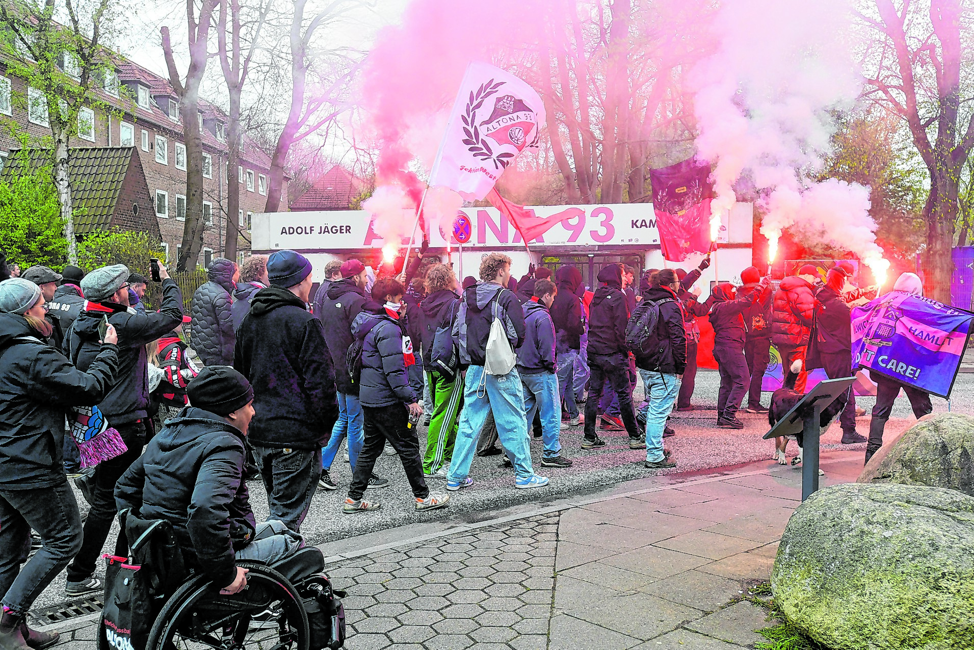 Die Fans von Altona 93 vor der Adolf-Jäger-Kampfbahn mit Pyrotechnik