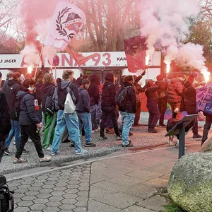 Die Fans von Altona 93 vor der Adolf-Jäger-Kampfbahn mit Pyrotechnik