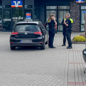 Der Tatort vor der Volksbank an der Ohlendorfer Straße in Seevetal bei Hamburg.