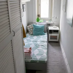 Das baugleiche 6 Quadratmeter Zimmer in der Nachbarwohnung. Bei „Stacey“ wird dieser Raum für 695 Euro monatlich angeboten.
