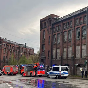 Lost-Place in Hamburg-Harburg. Davor stehen Fahrzeuge von Polizei und Feuerwehr
