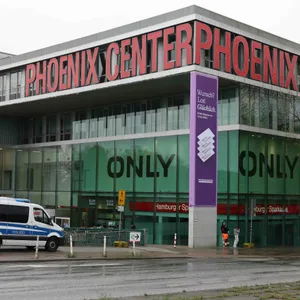 Einkaufszentrum mit Aufschrift Phoenix Center