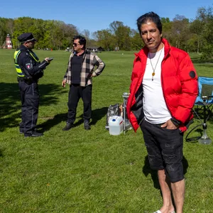 Arash und sein Freund müssen ihren Grill verschieben und ein Warngeld wegen Lärmbelästigung zahlen.