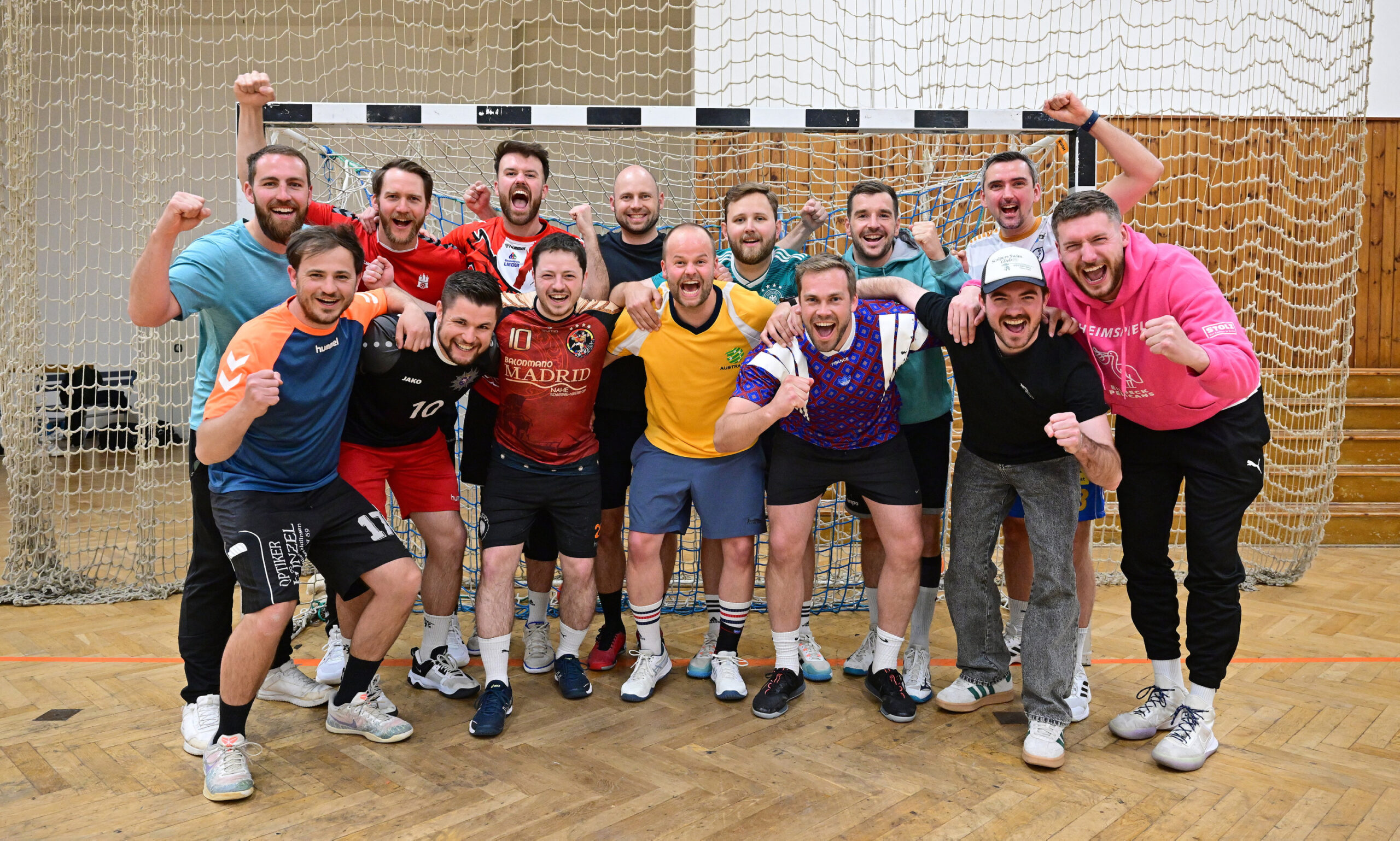 Die Handballer des TH Eilbeck III jubeln Arm in Arm vor einem Tor