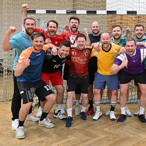 Die Handballer des TH Eilbeck III jubeln Arm in Arm vor einem Tor