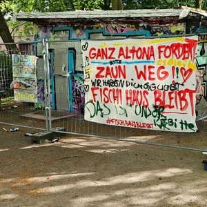 Bespraytes Haus mit Zaun abgesperrt