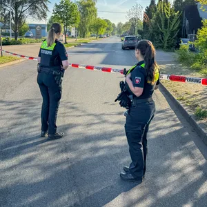 Zwei Polizistinnen vor Absperrband