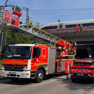 Am Dienstagnachmittag wurde ein Bahnmitarbeiter von einem ICE erfasst und schwer verletzt.