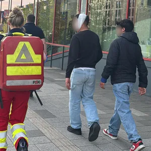 Ein junger Mann wurde mit einem Messer im Gesicht verletzt.