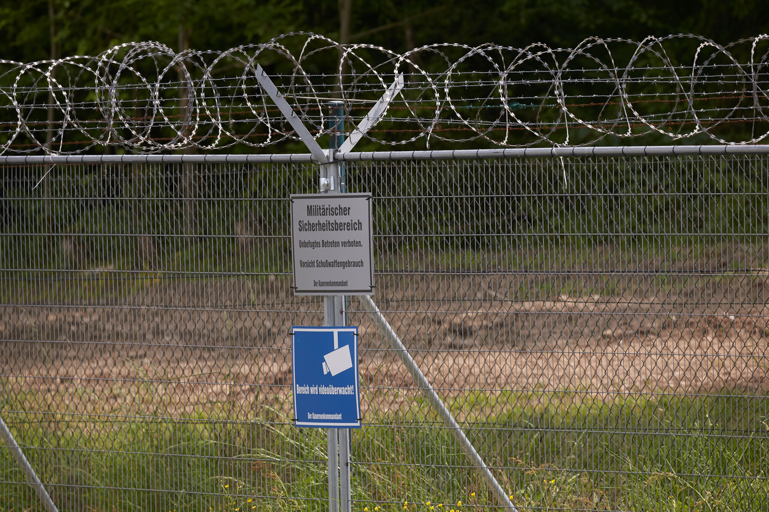 Ein Schild warnt an der Grenze eines Bundeswehrgeländes vor unbefugtem Betreten (Symbolbild).