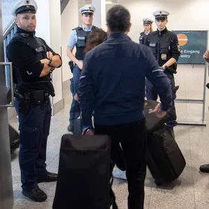 Weil er die Strafe nicht bezahlt hatte – Bundespolizei nimmt verurteilten Urkundenfäscher am Hamburger Flughafen fest.
