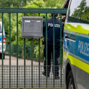 Polizisten am Eingang der Kleingartenanlage (Symbolfoto).