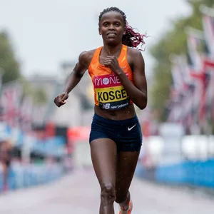 Brigid Kosgei auf der Zielgeraden beim London Marathon