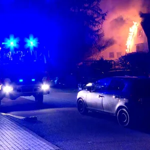 Als die Feuerwehr eintraf, schlugen die Flammen schon aus dem Dach.