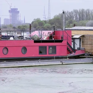 Die tote Frau wurde in diesem Hausboot am Holzhafenufer entdeckt.