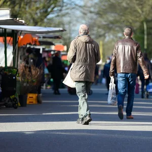 Menschen schlendern über einen Wochenmarkt (Symbolbild)