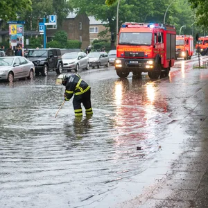 Starkregen wird in Hamburg immer häufiger zum Problem (Archivbild).